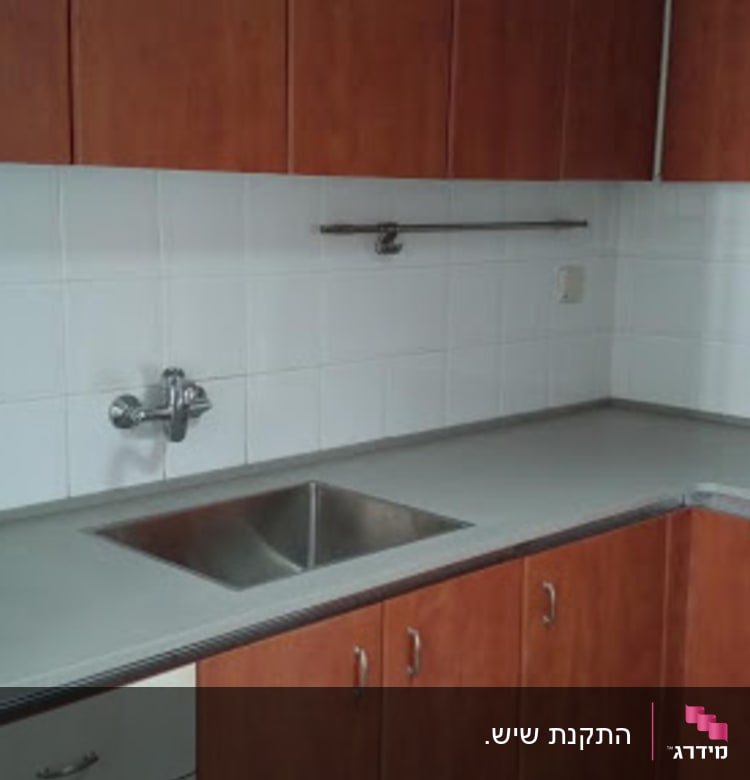 מטבח ישן שהתחדש בכיור ובשיש חדשים. תודה! . כיור ושיש חדש לשידרוג מטבח ישן.